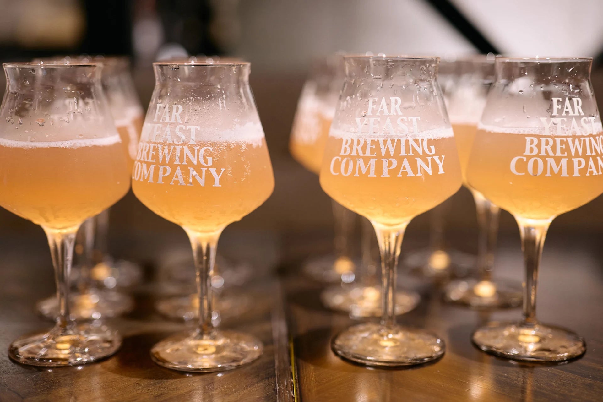 Far Yeast Brewingのロゴ入りグラスに注がれたクラフトビール