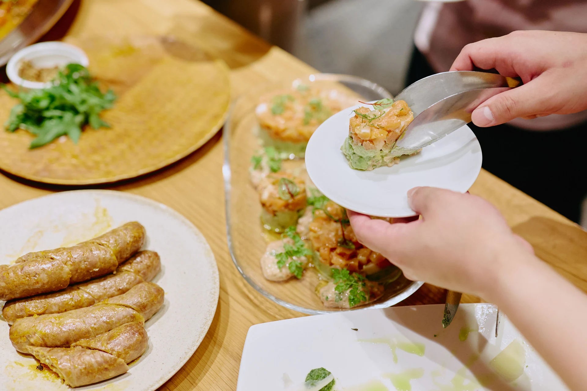 好みの料理をお皿に取り分ける様子