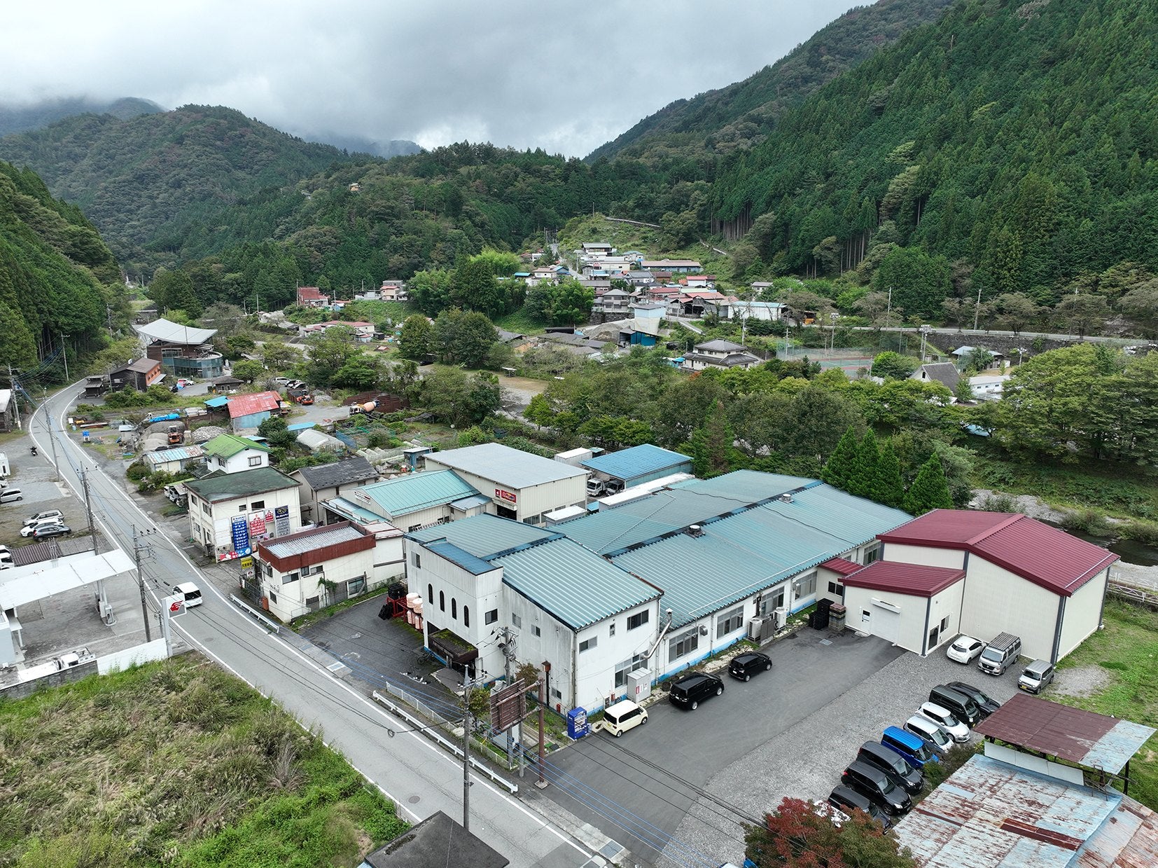 山に囲まれた小菅村と源流醸造所の空撮