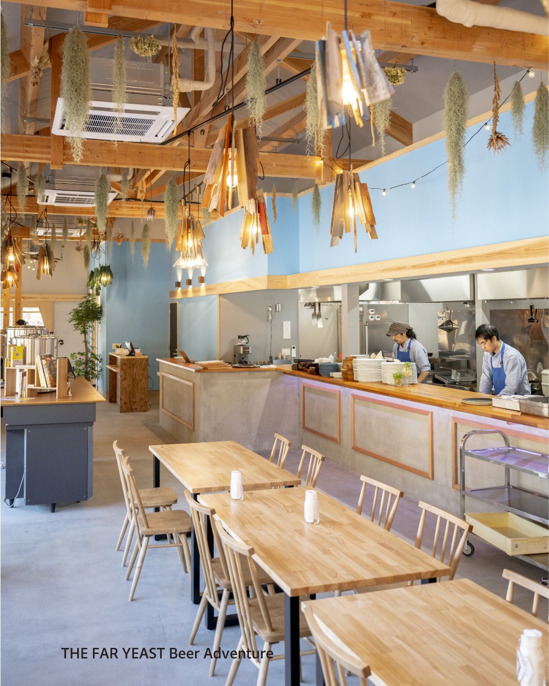 Beer Adventureの店内カウンターとスタッフ、テーブル席