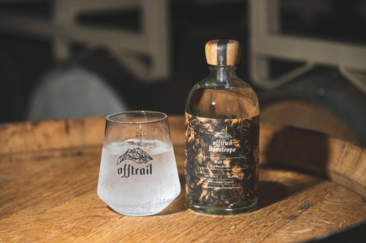 イノベーティブな蒸留酒ブランド 『Off Trail -Azeotrope』より パワフルな薫香とボタニカルによる爽やかなアロマ 『Malt Gin Gently Peated』6月14日(火)発売