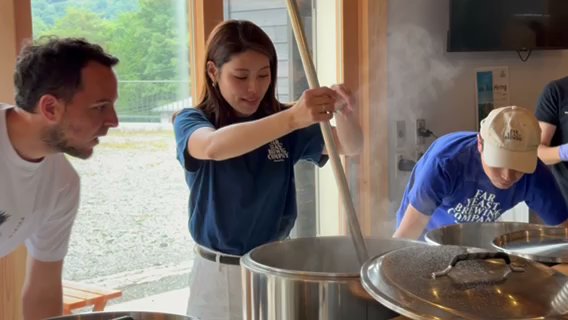 ブルワーと参加者が一緒に仕込みをしている写真
