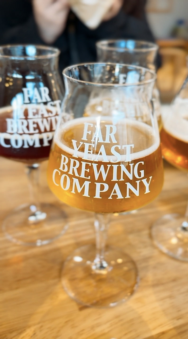 Far Yeast Brewingのロゴ入りグラスに注がれた完成ビール