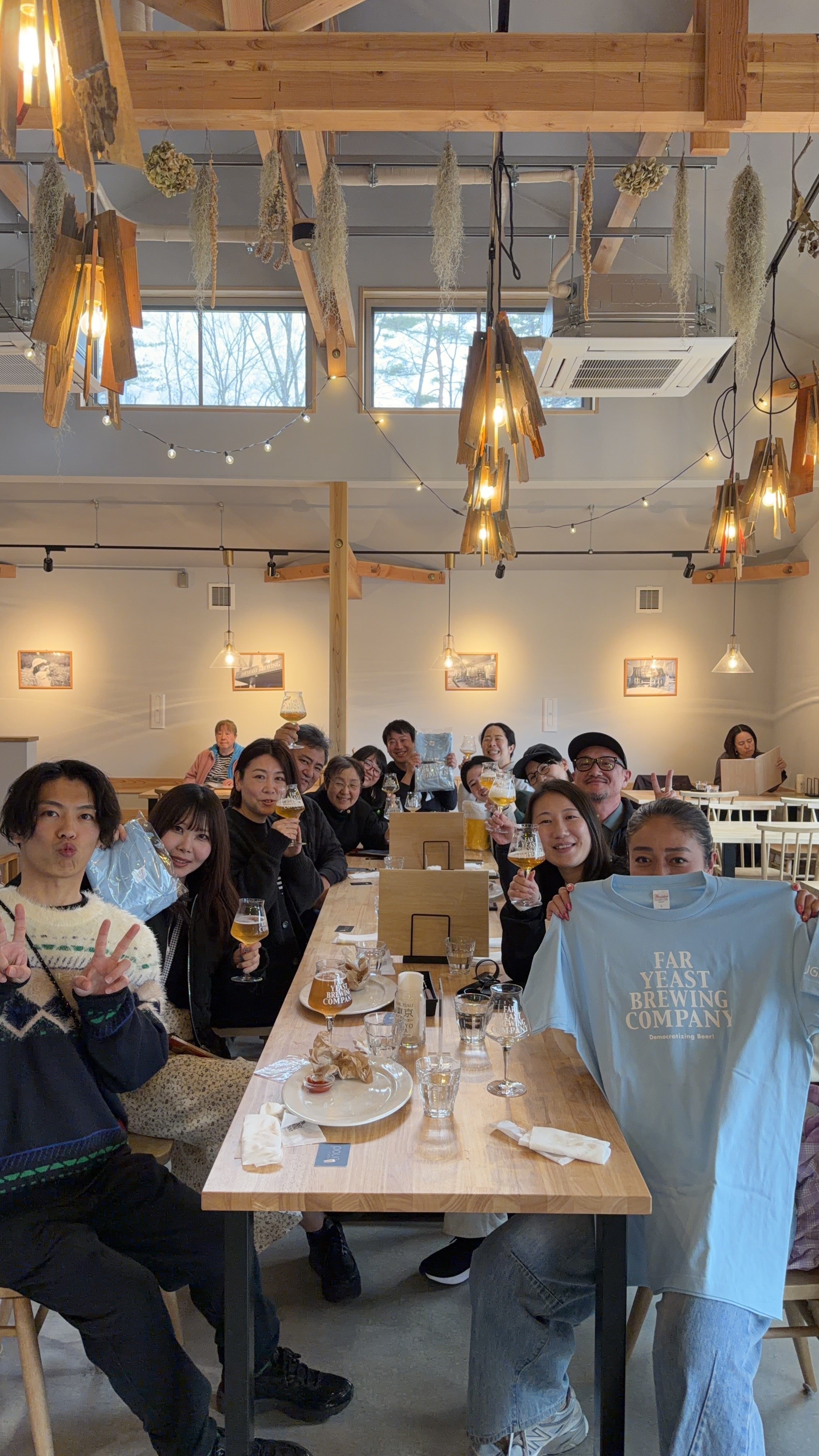 参加者がブルワーと一緒に乾杯している写真