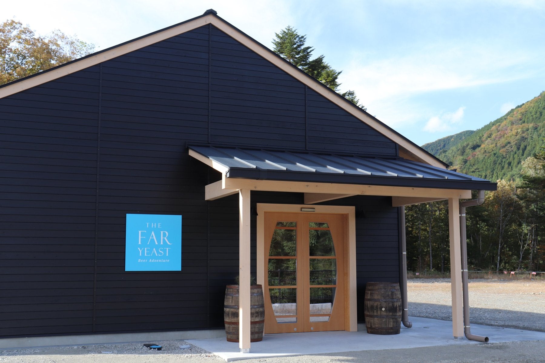 Beer Adventureの入口と青い看板