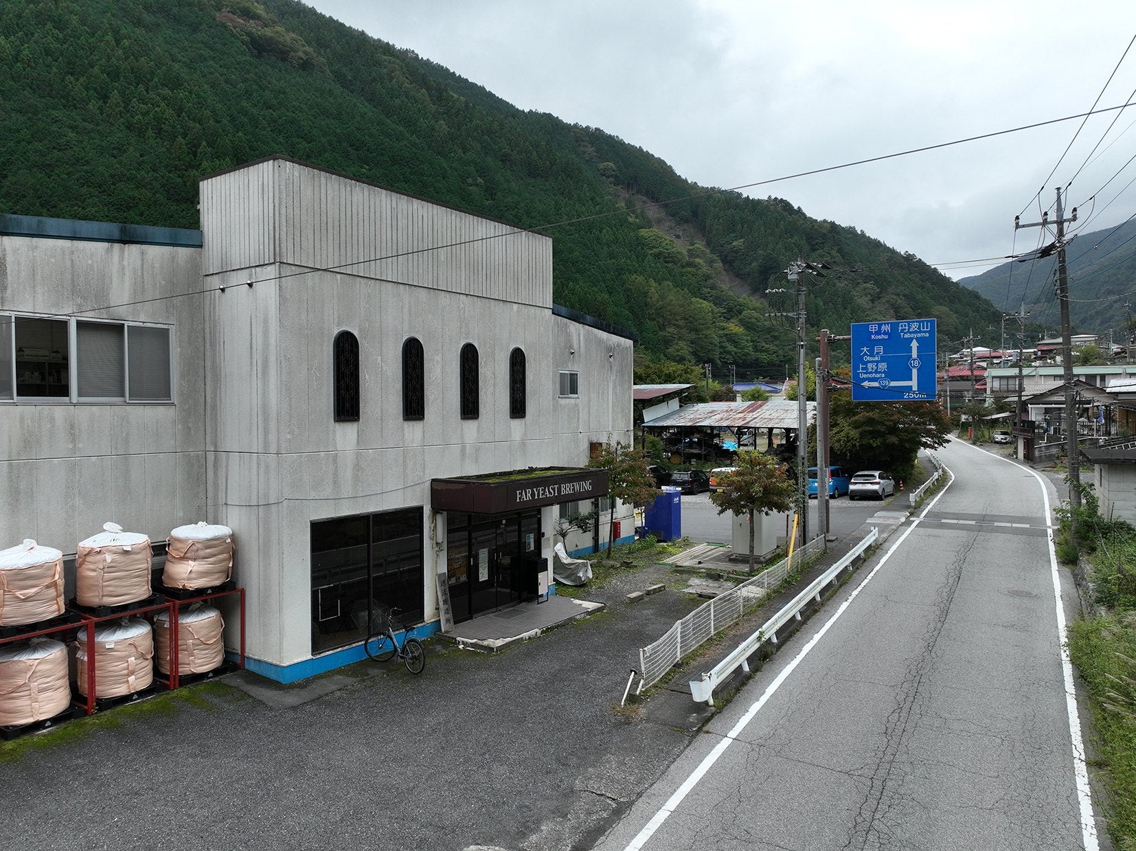道路側から見た源流醸造所の外観